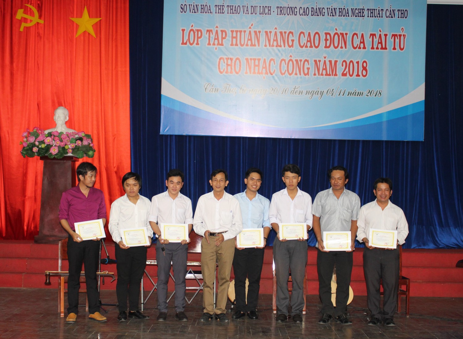 Thầy Trần Văn Nam - Bí thư Chi bộ, Phó Hiệu trưởng nhà trường trao giấy chứng nhận hoàn thành khóa học cho các học viên